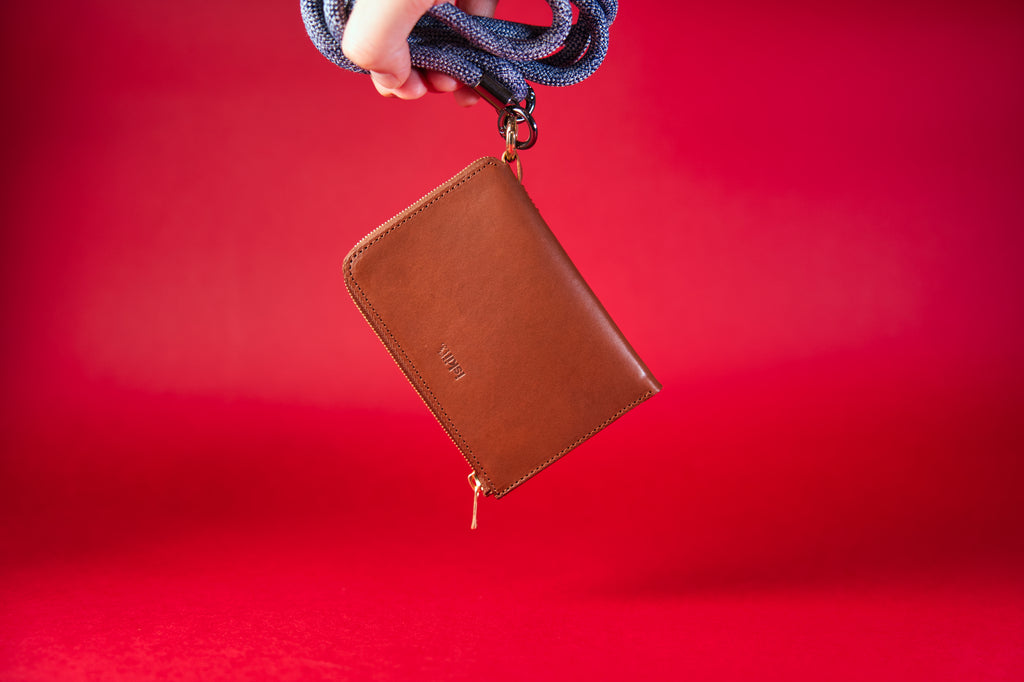 Slim wallet with shoulder strap｜ショルダーストラップがつくイスキー薄型財布